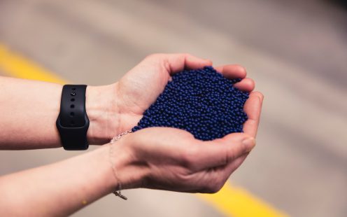 Vyras rankose laiko plastiko granules