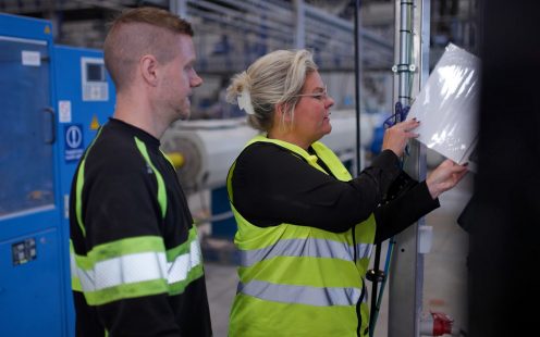 Vyras ir moteris plastikinių vamzdžių gamykloje