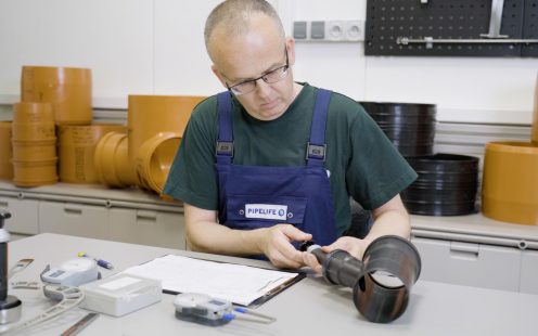 Pipelife darbuotojas tikrina jungčių atitikimą standartams