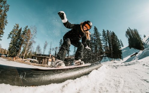 Polietileninis vamzdis naudojamas snieglenčių sporto varžybose.