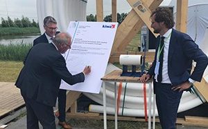 Prof. Ad van Wijk signing the KIWA certification of SoluForce FCP for hydrogen applications (with Eertwijn van den Dool (L) and Robert-Jan Berg (R)