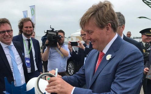 King Willem Alexander signing the SoluForce hydrogen sample