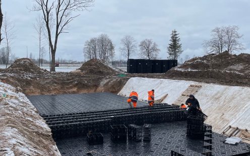Installers completing the top layer of the six-story underground stormwater reservoir in Ukmerge | Pipelife
