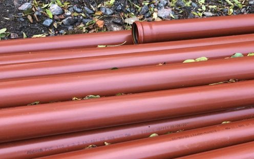 Biologinės kilmės PVC vamzdžiai buvo sumontuoti statant vaikų darželį Geteburge, Švedijoje. Daugiau negu 80% šiame objekte sumontuotų vamzdynų sistemų pagamintos nenaudojant iškastinio kuro. 