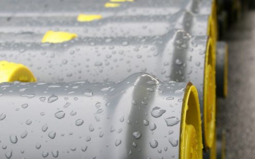 Pilki PVC vamzdžiai su geltonais kamščiais movai