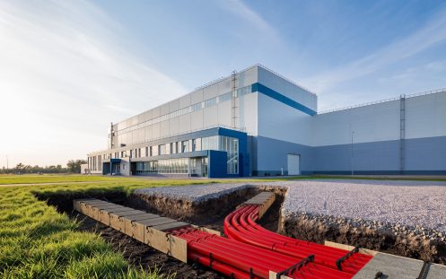 3D vizualizacija, kurioje matomi logistikos centro teritorijoje įrengiami kabelių apsaugos vamzdžių blokai.