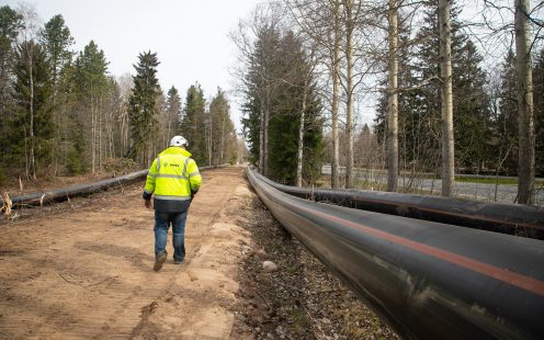 Montuotojas eina šalia patiestų HDPE nuotekų  vamzdžių