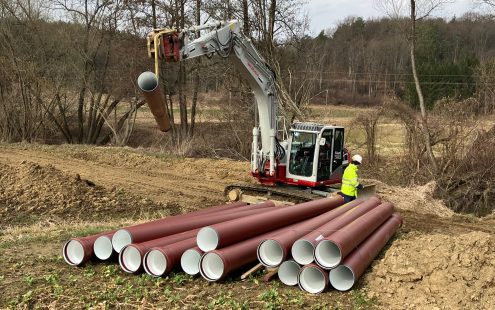 PP Master Raabtal crane lifts pipe 